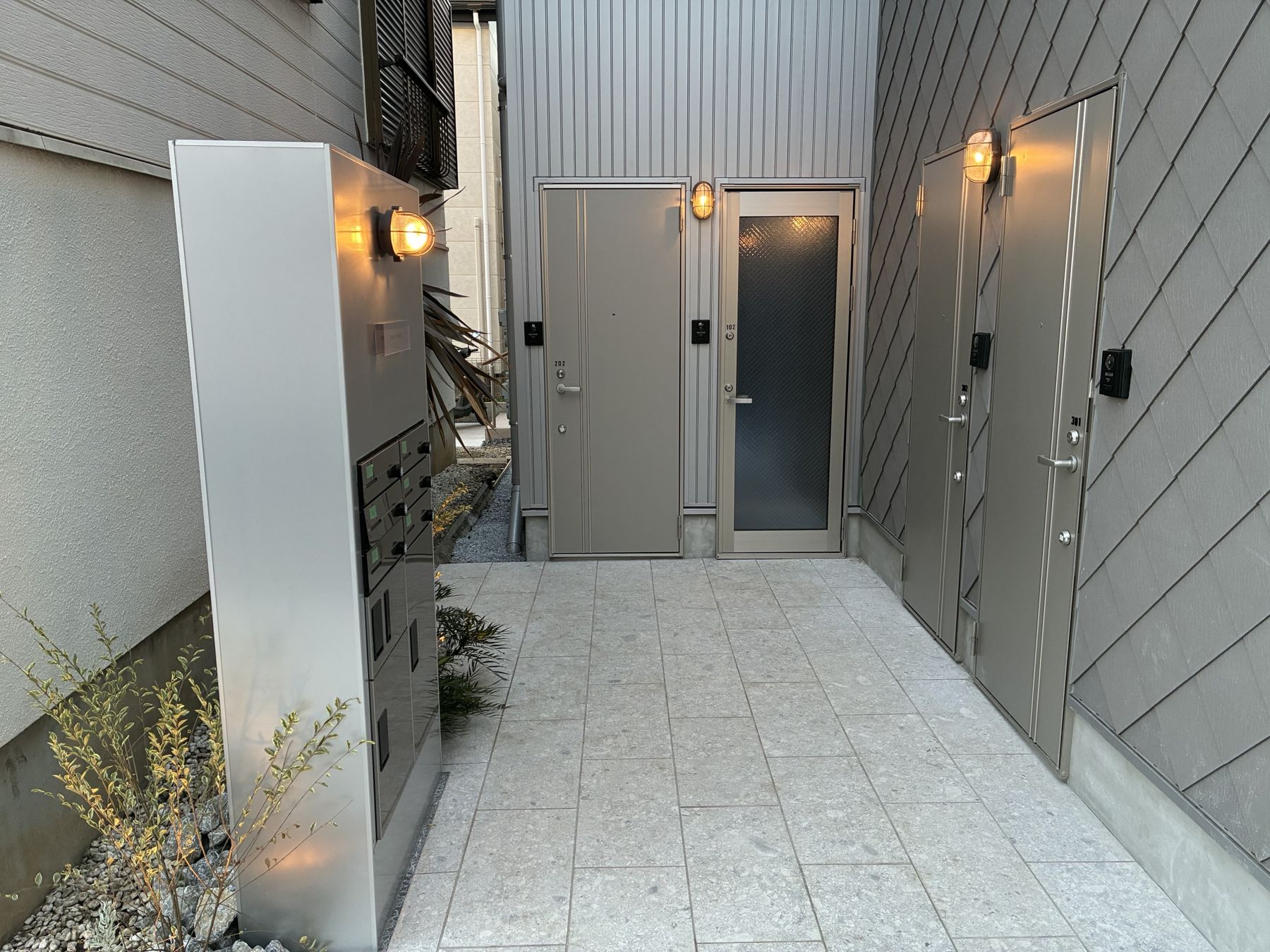 EMEが手がけた賃貸住宅のエントランス