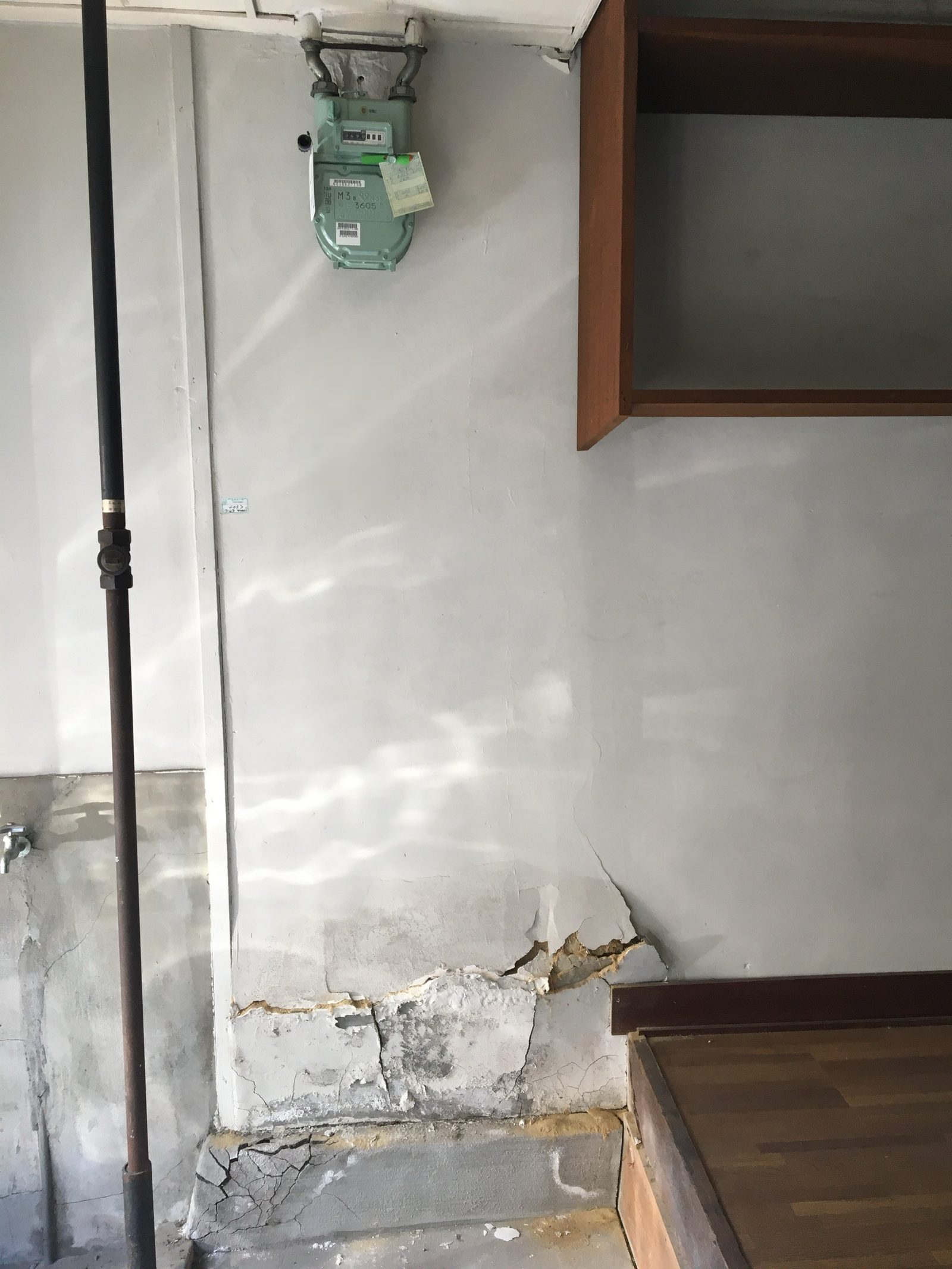 壁や床が傷んだ室内